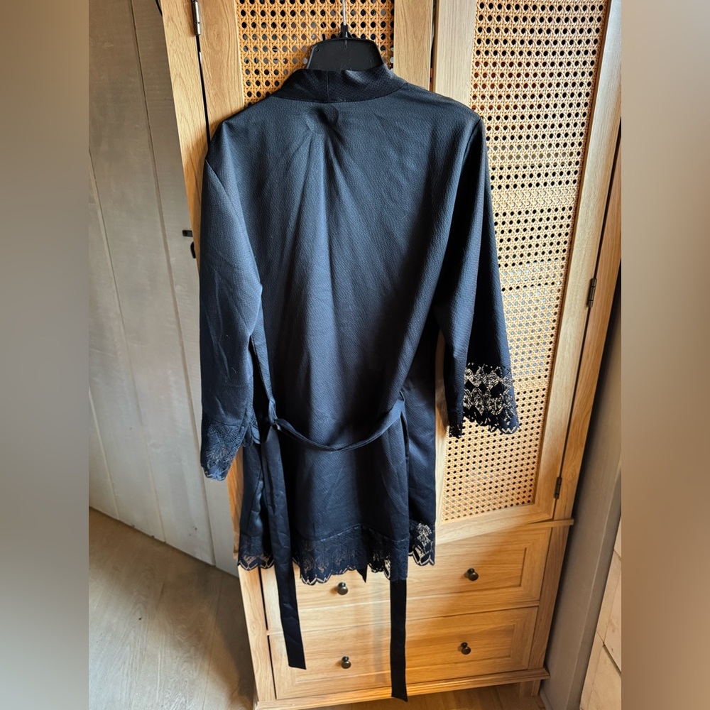 Chic Black Lace-Trimmed Robe - Picture 3 of 3